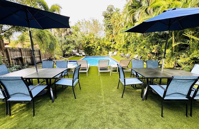 Comfortable 1 Bedroom Apt w/ 2 Queens, Sofa Bed & Pool Access