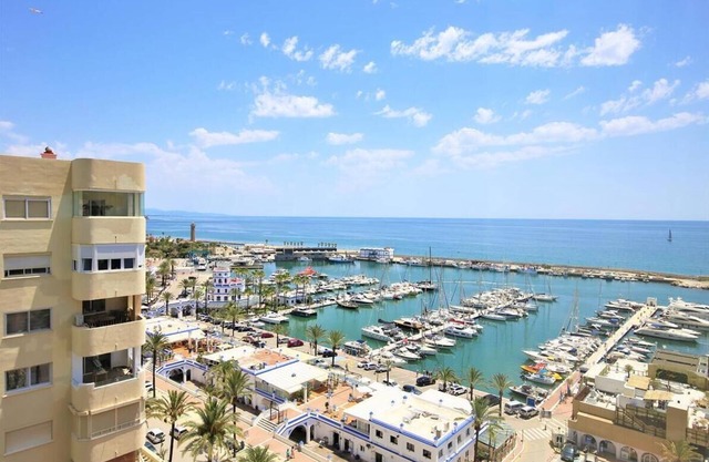 Cómodo apartamento con vistas y aire acondicionado, Puerto de Estepona frente al mar cerca de bares