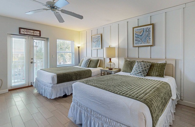 Comfortable condo w/kitchenette, community pools & hot tub - walk to the beach