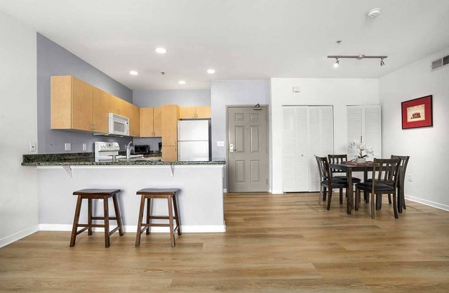 Amplio y abierto condominio en Little Italy!