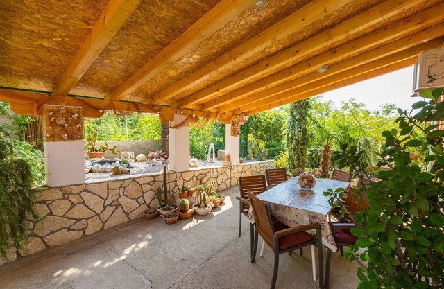 Cómodo apartamento con vistas al mar, zona de barbacoa, jardín, aparcamiento privado