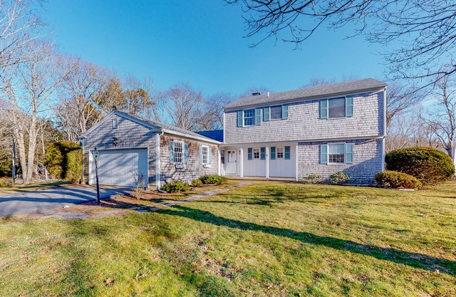 Comfortable home Steps to Lake, Minutes to Ocean with Large Deck, Beautiful Yard
