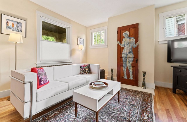 Comfortable home with an artful flair close to PNC, museums and restaurants..