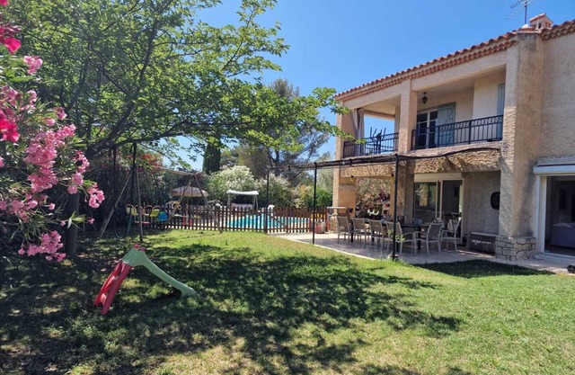 Cómoda casa con piscina.