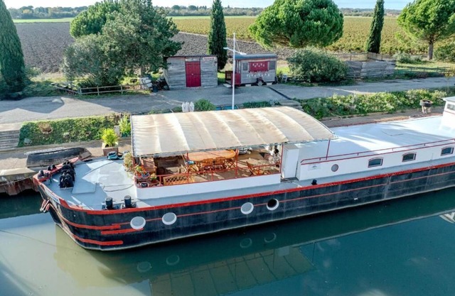 Comfortable Houseboat in Great Location -Aircon, Small Pool & Wi-fi Included