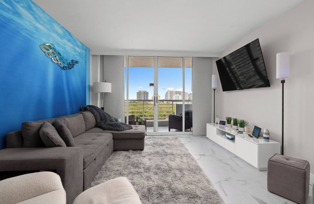 Comfortable Modern 1 BR Suite Overlooking Intercoastal, 5 min walk to beach