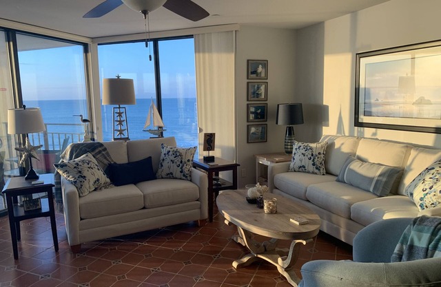Cómodo, Pristine, recién remodelado 3 Bed / 3 Bath Condo en el Océano