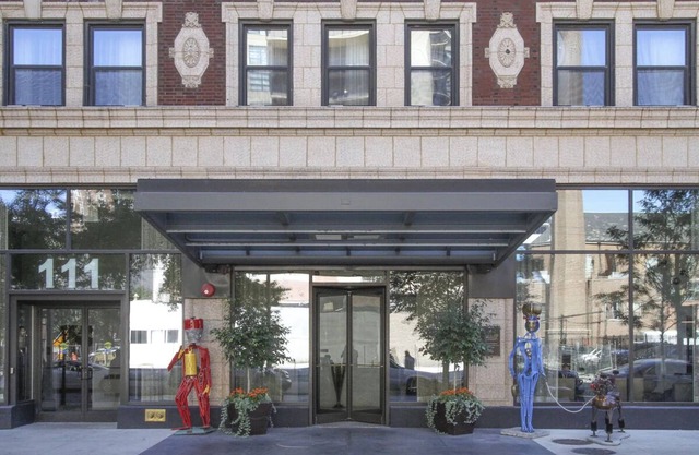 Comfortable Queen Stay w/Earth Tone Furniture! Pet Friendly Near 360 Chicago!