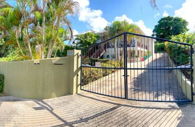 Cómodo, apartamento independiente en medio de un jardín tropical con vista al mar