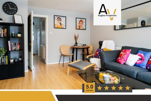 Comfortable Two-Bedroom House - Garden, Driveway, Perfect for Business & Leisure Stays By AV Hughes Properties