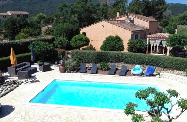 VILLA CONFORTABLE CON PISCINA PRIVADA Y JACUZZI CERCA DE LAS PLAYAS