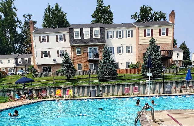 Comfy 2 bdrm unit w/King size bed & Free parking.