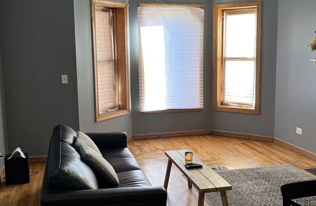 Comfy Chicago Condo w/ 2 BR and 2 BA near Beach & Museum of Science and Industry