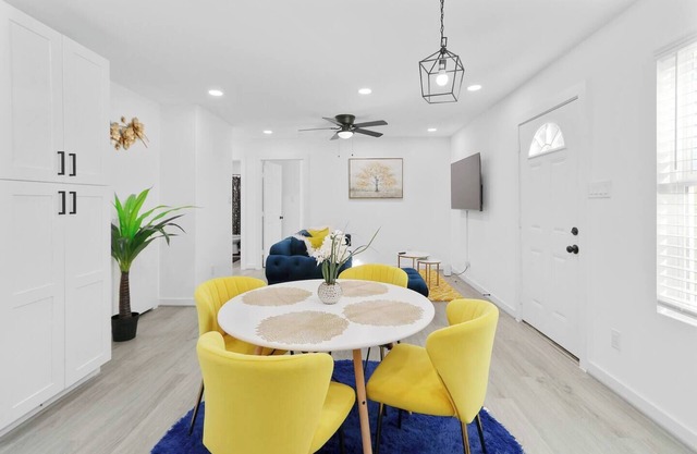 Comfy Home | Sleeps 10 | Hot Tub| Games | 7mi DT