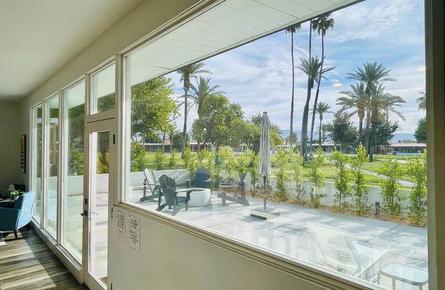 Cómoda casa moderna de un solo nivel de mediados de siglo bañada por la luz solar