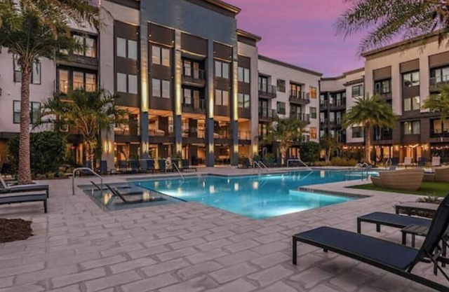 Comfy Modern King Bed Pool Near Mayo Town Center
