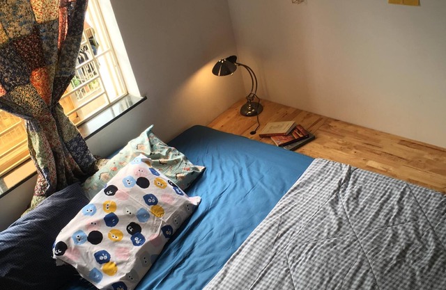 habitación cómoda en un estudio de diseño