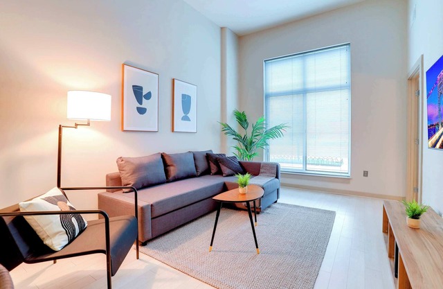 Fantastic Condo @Crystal City With Gym
