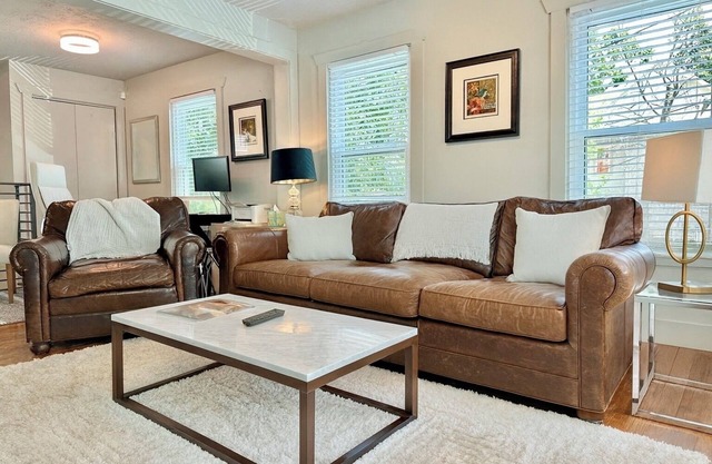 CHIC MODERN DWELlING, PET FRIENDLY, PRIVATE DRIVEWAY PARKING