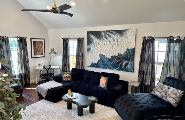 Comfy Walkable Downtown Nashville Home/Private Fences Yard - 3 Bedrooms 1 Story