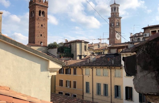 Apartamento completamente renovado con balcón y vistas a las torres de Verona.