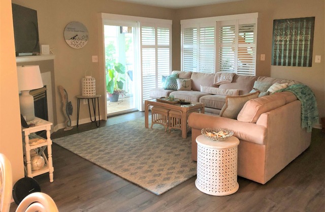 ¡NUEVO! Completamente renovado, condominio familiar con vista al lago en Sea Colony!