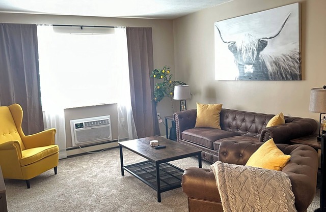 Completely updated 2-bedroom apartment with AC, WiFi in Massillon by everything!