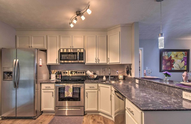 NUEVO condominio actualizado, a pie del centro de Hendersonville
