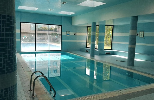 Condominio en SPA, 2 Piscinas, gym, sauna, baño turco, garaje, 170 m del metro