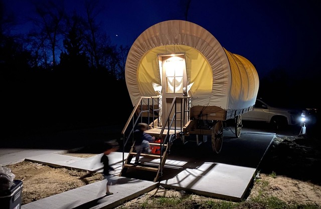 Conestoga Glamping Wagon overlooking the Soda Lake Wildlife Reserve