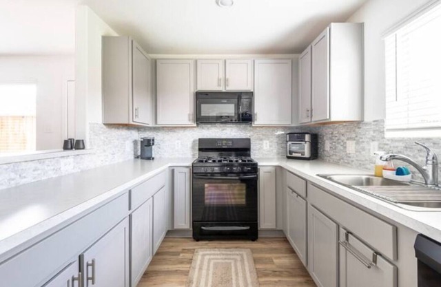 Conroe 4br 2.5ba w/ Loft + Huge Backyard + Pets OK
