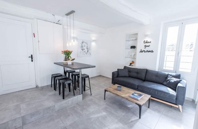 2 PIECES BALCON 4 PERS PALAIS FESTIVALS CANNES 1MN