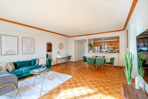 Contemporary 2 Bed 2 Bath Apt Bright and Sunny