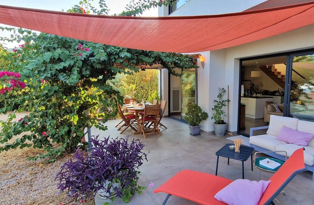 Contemporary 3 bedroom villa 10 minutes from the beaches and Ajaccio