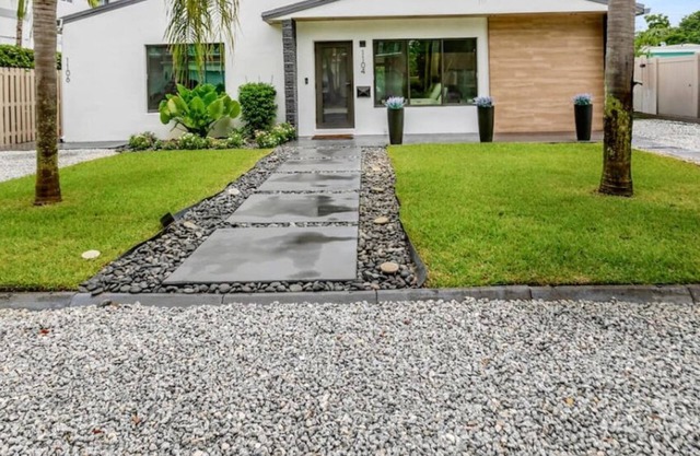Contemporary 3BR 3 BA Duplex, Amazing Outdoor Area