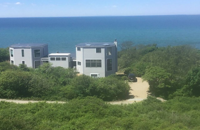 Contemporánea casa de playa en la duna directamente en la bahía de Cape Cod