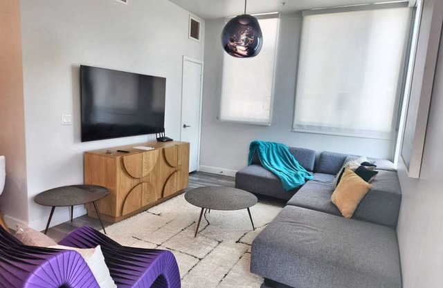 Contemporary 1BR Hollywood Haven on Spaulding Ave – Complimentary WiFi & Parking