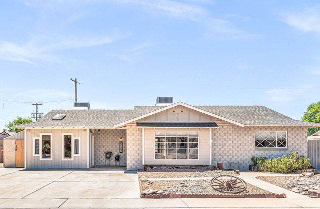 Contemporary house with private pool, central AC, washer/dryer, grill & patio