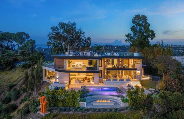Contemporary Modern House with 6 Beds 9 Baths, 10,556 Sq.ft