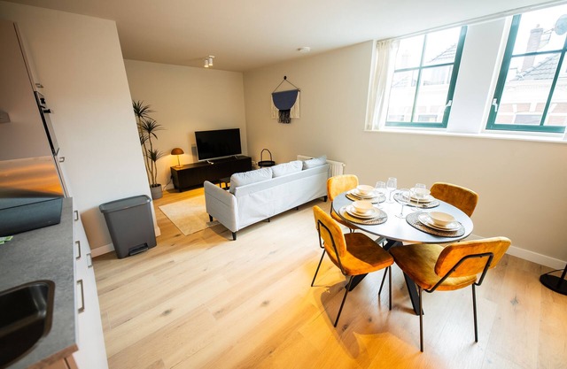 Contemporary Stylish 3BDR Apartment PKA