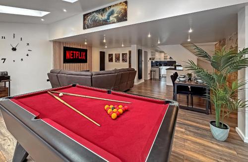 Contractors Heaven-POOL TABLE-THREE BEDROOM HOUSE WITH SEPARATE ONE BEDROOM SELF CONTAINED-Close to AIRPORT