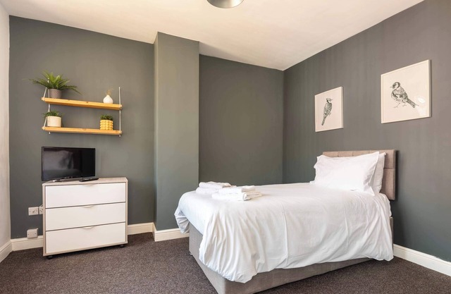 Convenient Room in Doncaster House With Kitchen