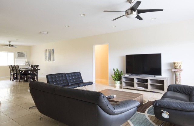 Conv a Waikiki 3000 pies cuadrados 4br 2ba casa renovada