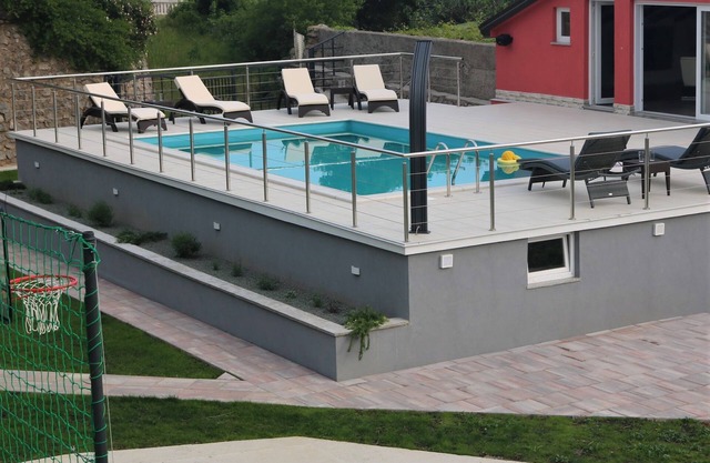 Cool 3-bedroom house with AC in charming Praputnjak