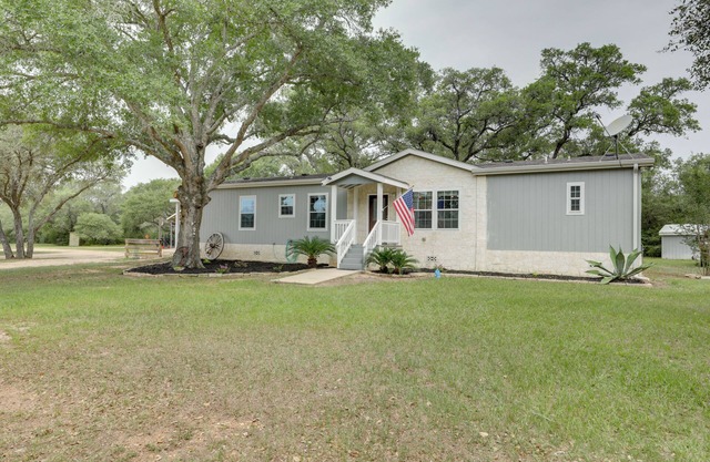 5 Mi to Splashway Waterpark: Cabin in Rock Island