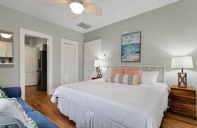 Cool Ocean View con balcón! Cama King, estacionamiento gratuito y wifi gratis.