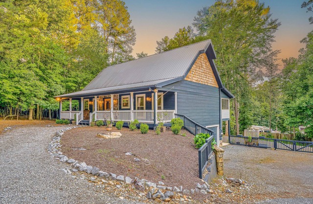 Coosawattee Cabin - pool, gym & tennis - fireplace, fire pit & central AC
