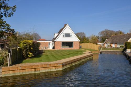 Coots - beautiful property in the heart of Wroxham sits on the waterside