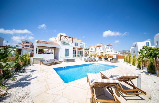 CORAL BAY LUXURY 5 Bed Villa Piscina privada climatizada y jacuzzi 1 minuto a la playa