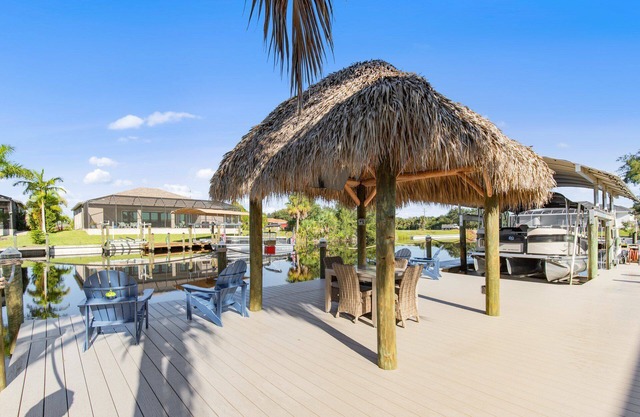 Coral Paradise - 4/2 Gulf Access Home with Electric Heated Pool, Game Room, Kayaks, Tiki Hut